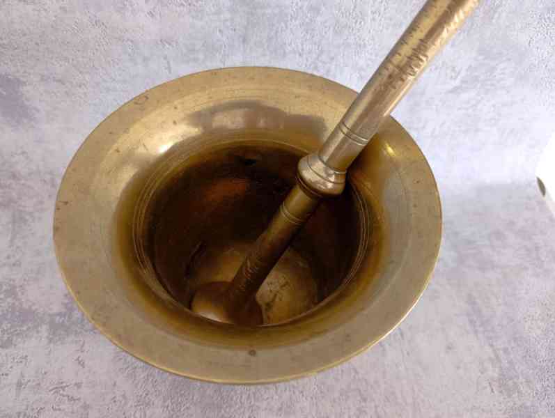 Velký starožitný mosazný hmoždíř s tloukem (3,25 kg) – masiv - foto 4