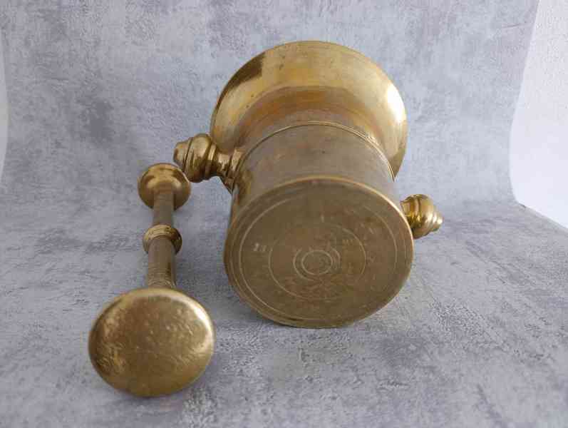 Velký starožitný mosazný hmoždíř s tloukem (3,25 kg) – masiv - foto 9