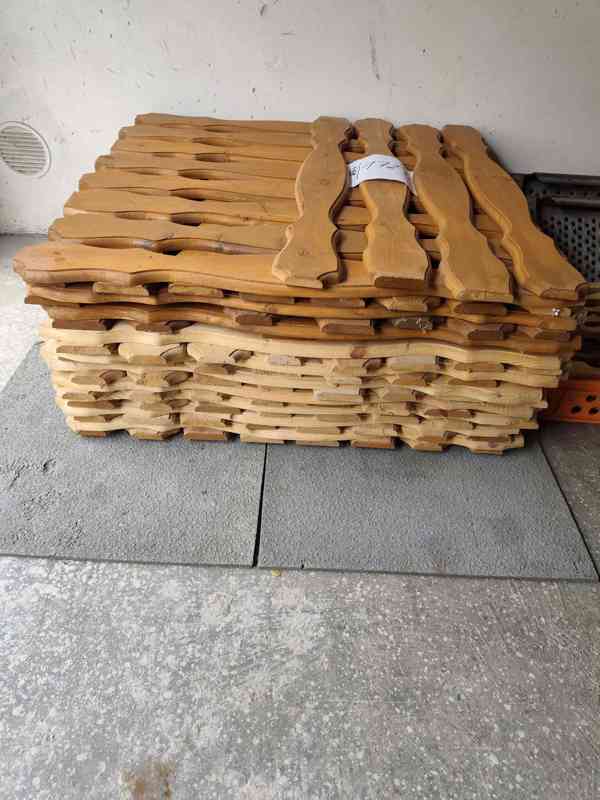 Plot dřevěný z tvarovaných plotovek + plotovky - foto 1