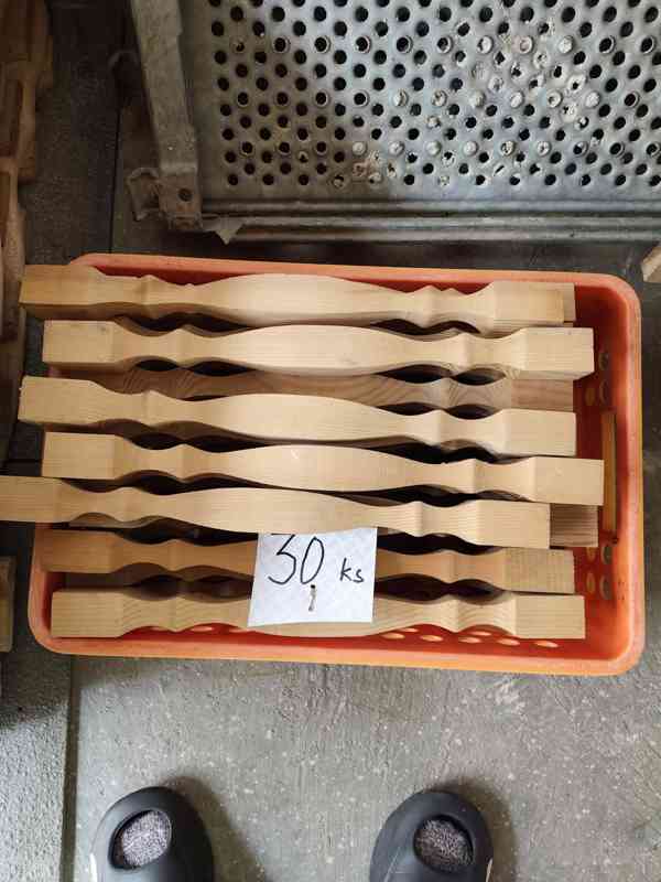 Plot dřevěný z tvarovaných plotovek + plotovky - foto 2