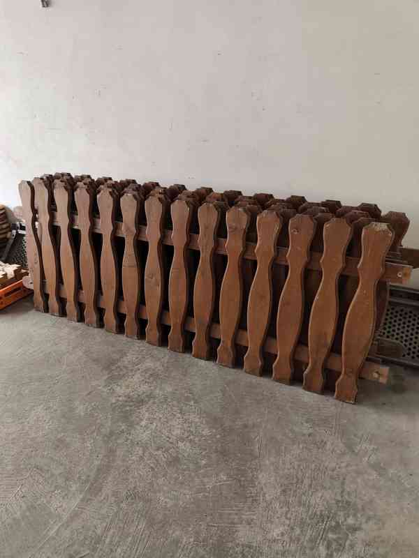 Plot dřevěný z tvarovaných plotovek + plotovky - foto 6