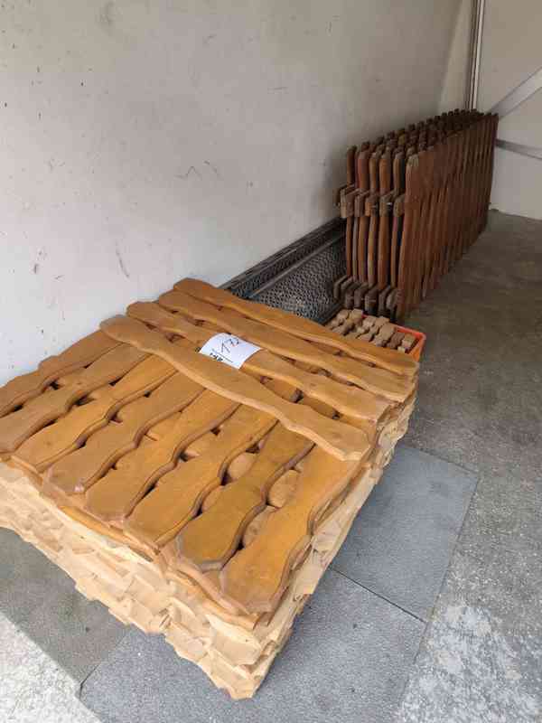 Plot dřevěný z tvarovaných plotovek + plotovky - foto 5