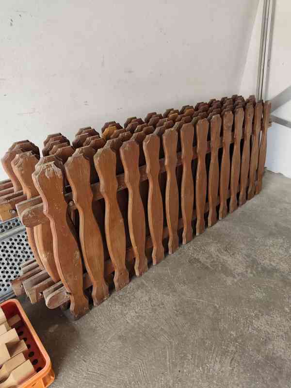 Plot dřevěný z tvarovaných plotovek + plotovky - foto 4