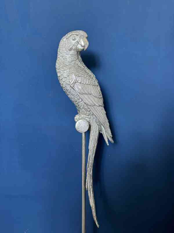 Papoušek Ara - stříbrná socha na podstavci - foto 3