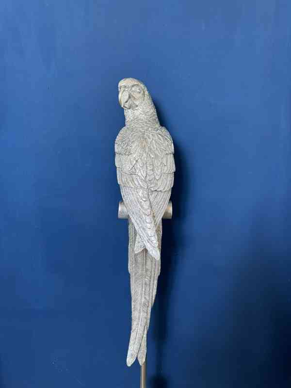 Papoušek Ara - stříbrná socha na podstavci - foto 5
