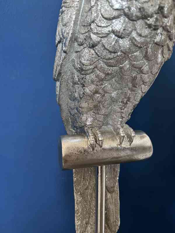 Papoušek Ara - stříbrná socha na podstavci - foto 6