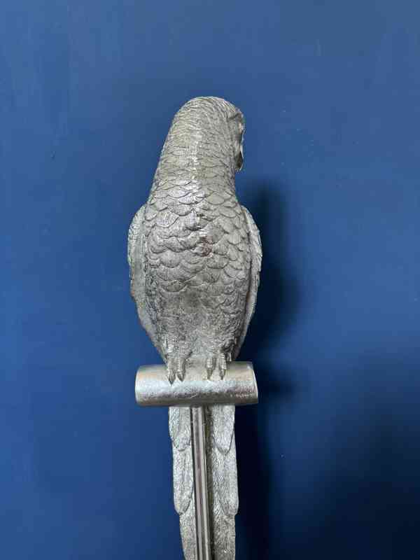 Papoušek Ara - stříbrná socha na podstavci - foto 2