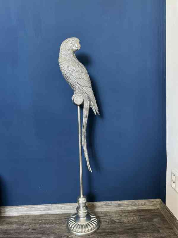 Papoušek Ara - stříbrná socha na podstavci - foto 1