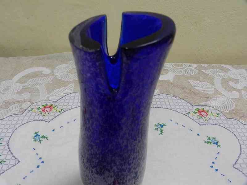 Zajímavá modrá Autorská Váza z hutního skla - foto 4