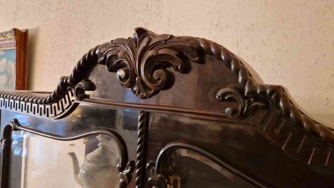 Starožitná vitrína Chippendale - foto 2