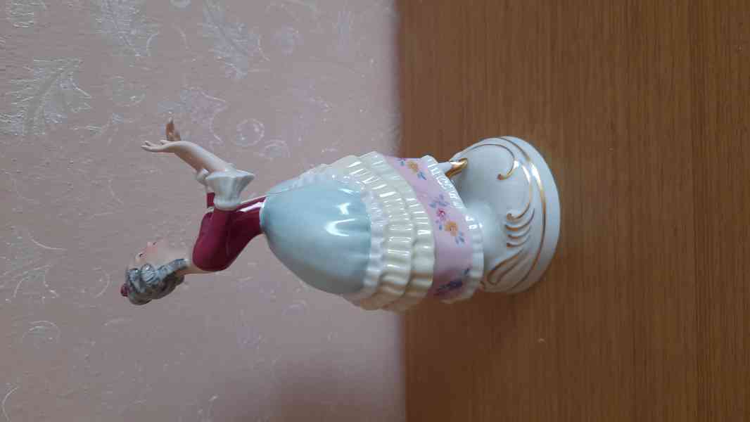 Dvě porcelánové sošky - foto 9