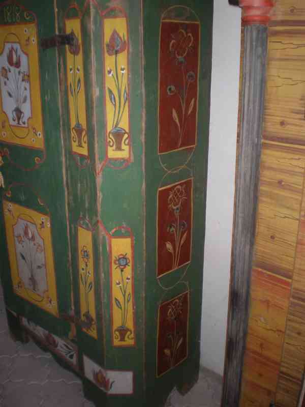malovaná skříň s vročením 1818 - foto 2