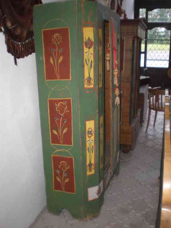 malovaná skříň s vročením 1818 - foto 4