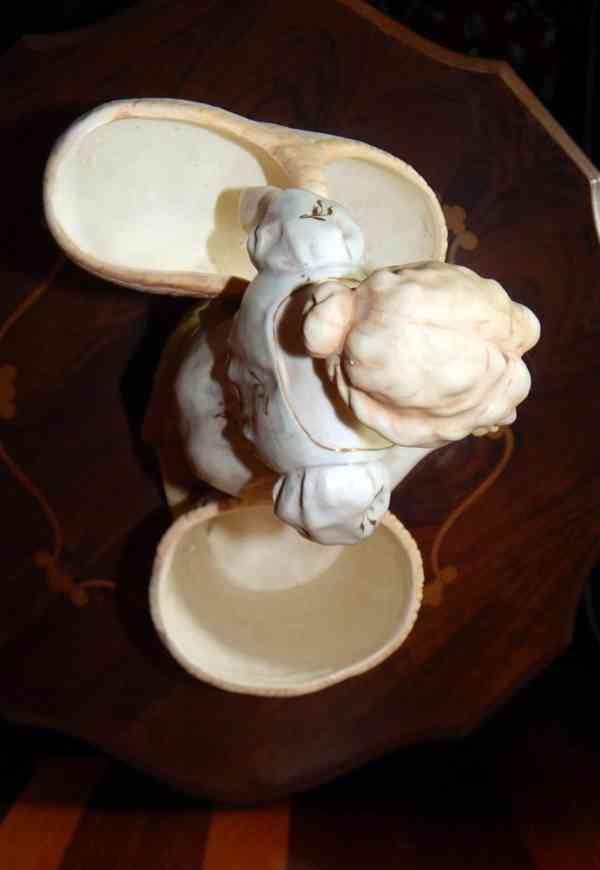 Porcelánová  figurina Royal Dux „Žena s košíky“ - foto 4