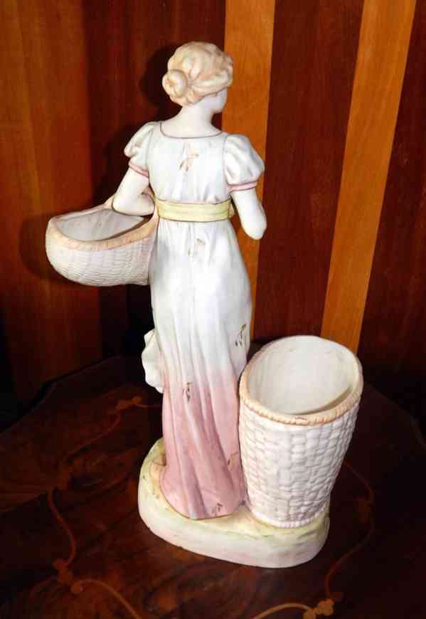 Porcelánová  figurina Royal Dux „Žena s košíky“ - foto 3