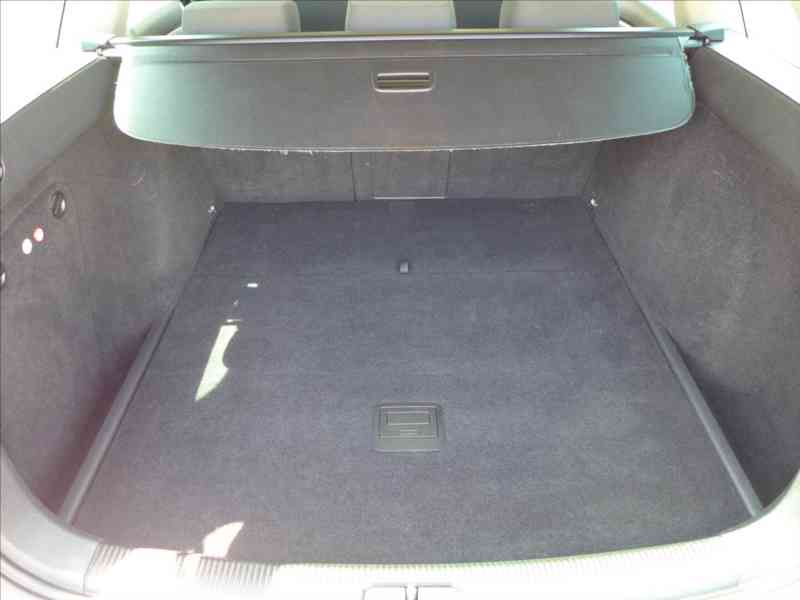 Volkswagen Golf 1,6 i DIGI AC, VÝHŘEV, 1.MAJ - foto 8