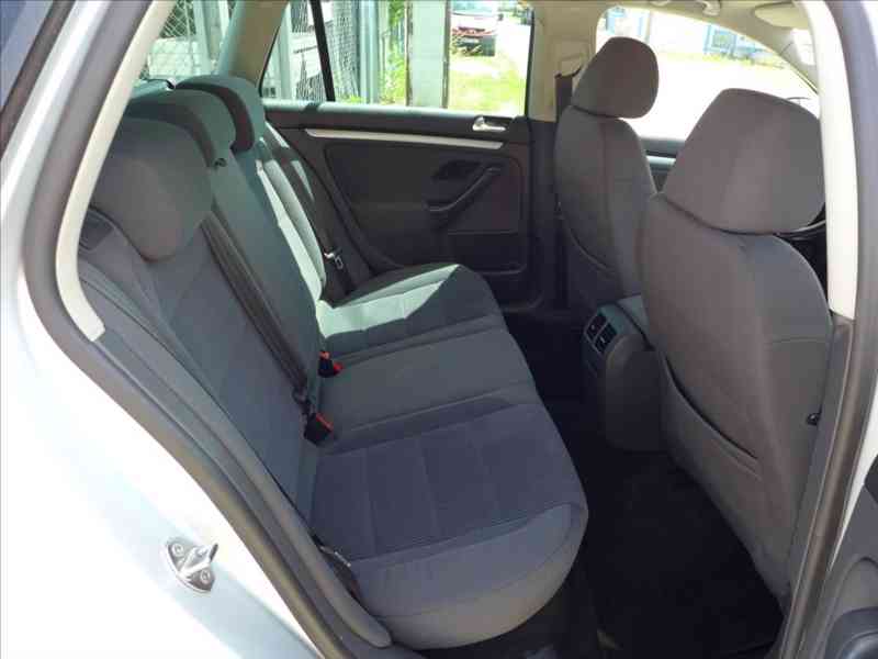 Volkswagen Golf 1,6 i DIGI AC, VÝHŘEV, 1.MAJ - foto 9