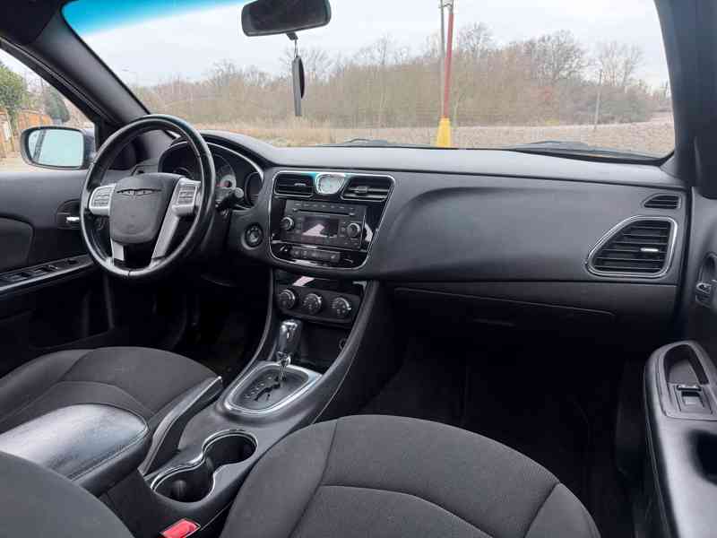 Chrysler 200 2,4L DOHC VVT Touring 2012 - foto 9