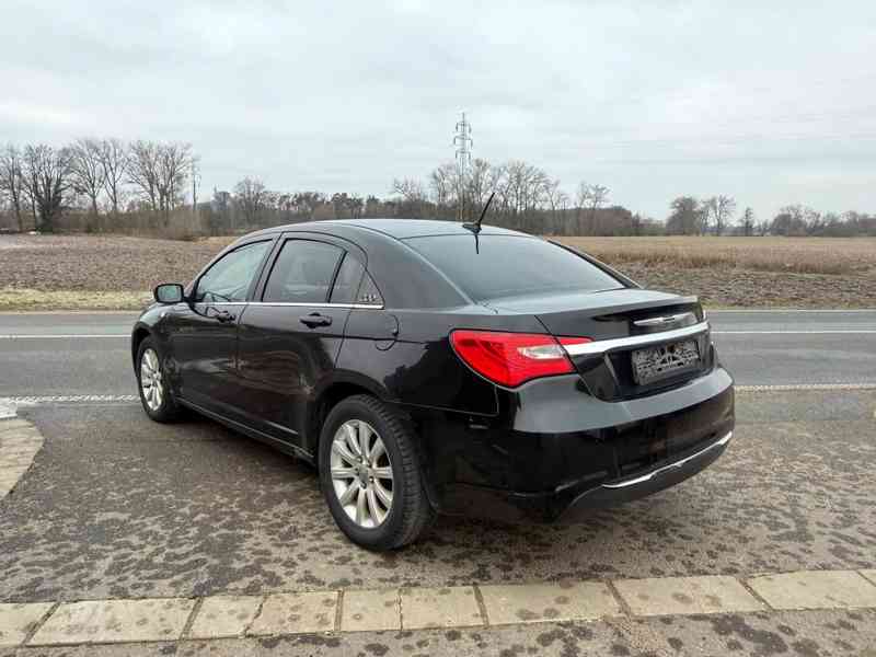 Chrysler 200 2,4L DOHC VVT Touring 2012 - foto 3
