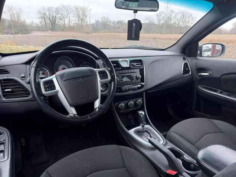 Chrysler 200 2,4L DOHC VVT Touring 2012 - foto 12