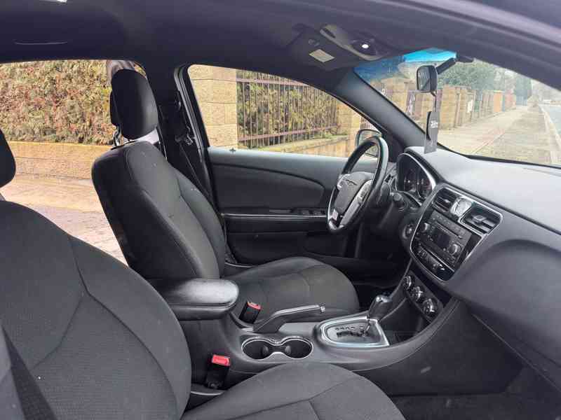 Chrysler 200 2,4L DOHC VVT Touring 2012 - foto 11
