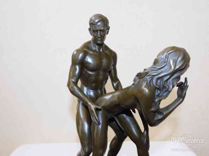 Milenecký akt - bronzová socha na mramoru - foto 2