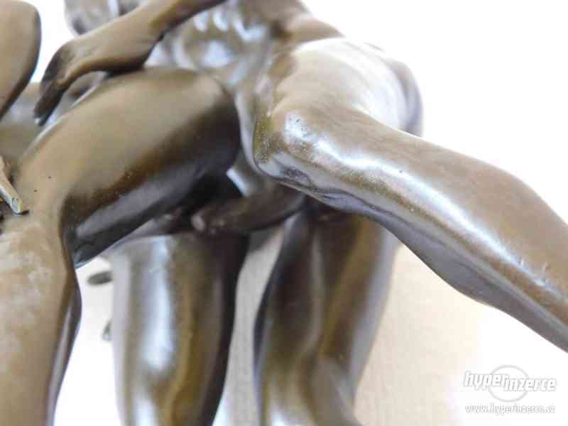 Milenecký akt - bronzová socha na mramoru - foto 4