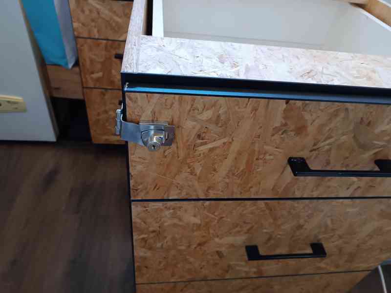 Skříňka se šuplíky uzamykatelná - foto 3