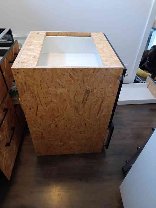 Skříňka se šuplíky uzamykatelná - foto 5