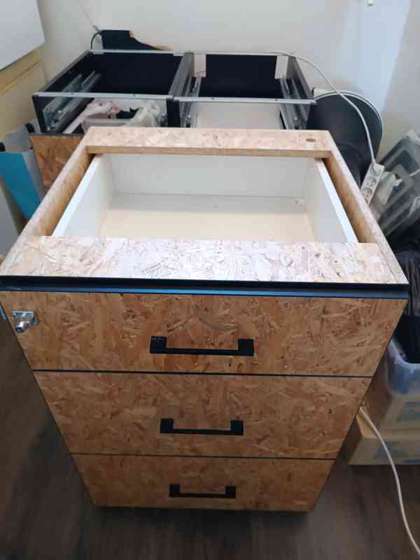 Skříňka se šuplíky uzamykatelná - foto 2