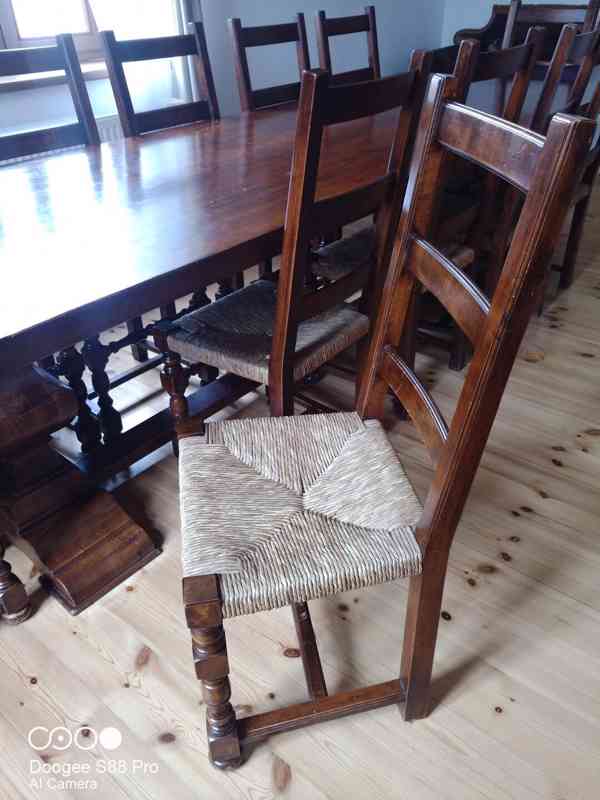 Starožitný dřevěný velký dlouhý masivní stůl a 12 židlí - foto 3