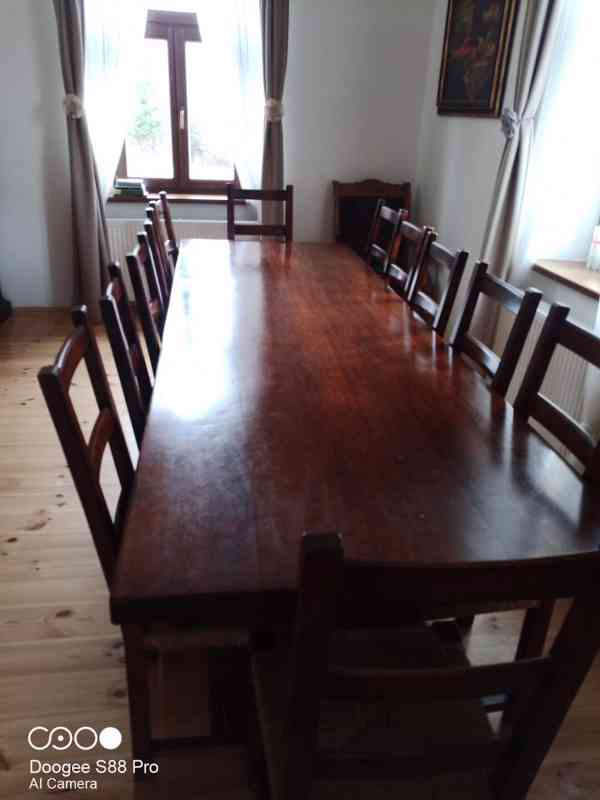 Starožitný dřevěný velký dlouhý masivní stůl a 12 židlí - foto 1