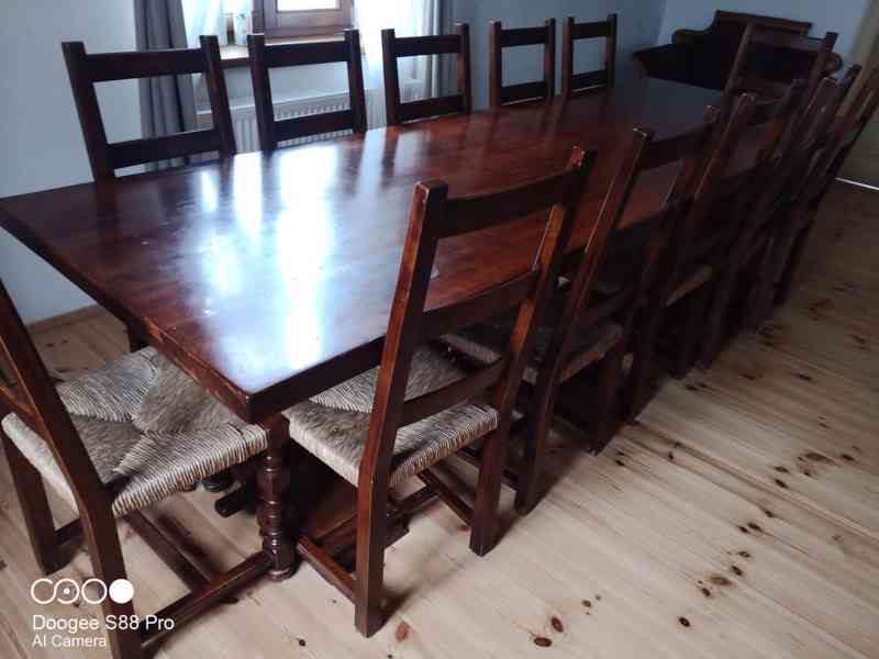 Starožitný dřevěný velký dlouhý masivní stůl a 12 židlí - foto 4