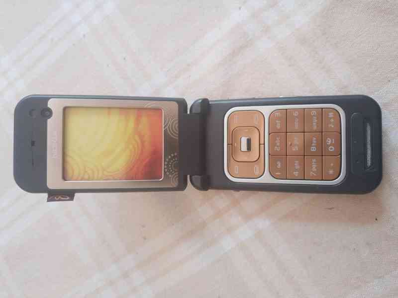 Mobilní tlačítkový telefon Nokia 7390 - maketa - foto 2