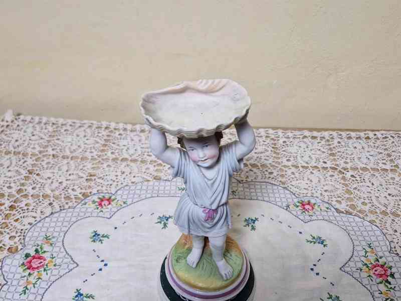 Plastika Chlapec s mušlí Biedermeier Horní Slavkov - foto 4