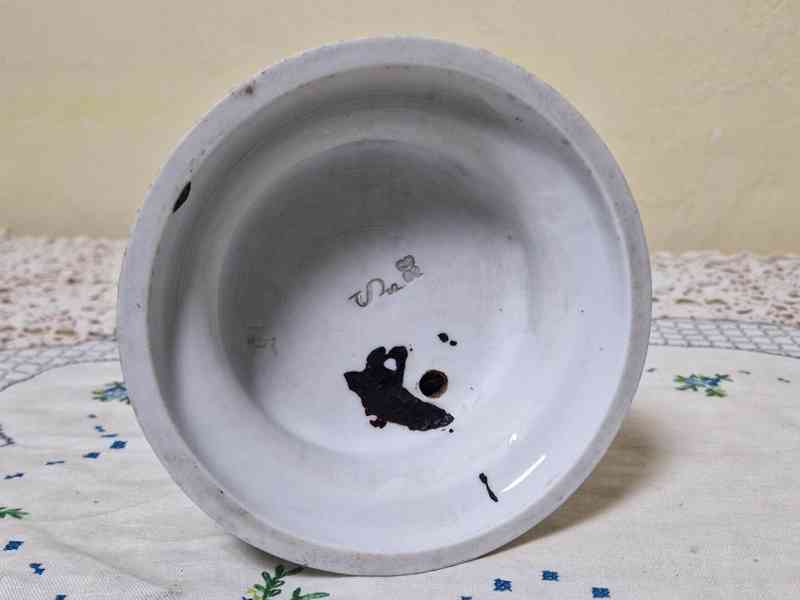 Plastika Chlapec s mušlí Biedermeier Horní Slavkov - foto 9