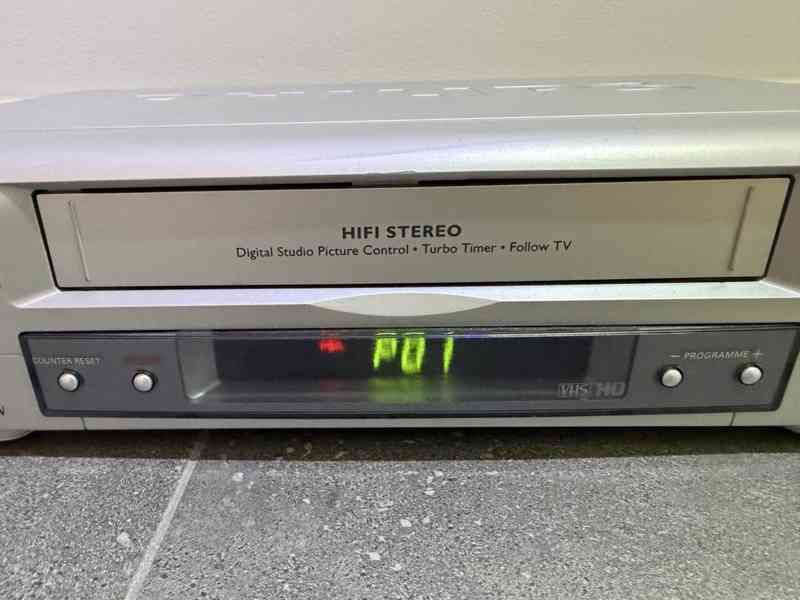 Málo používaný VHS videorekordér PHILIPS s ovladčem - foto 3