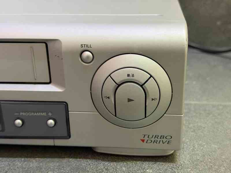 Málo používaný VHS videorekordér PHILIPS s ovladčem - foto 4