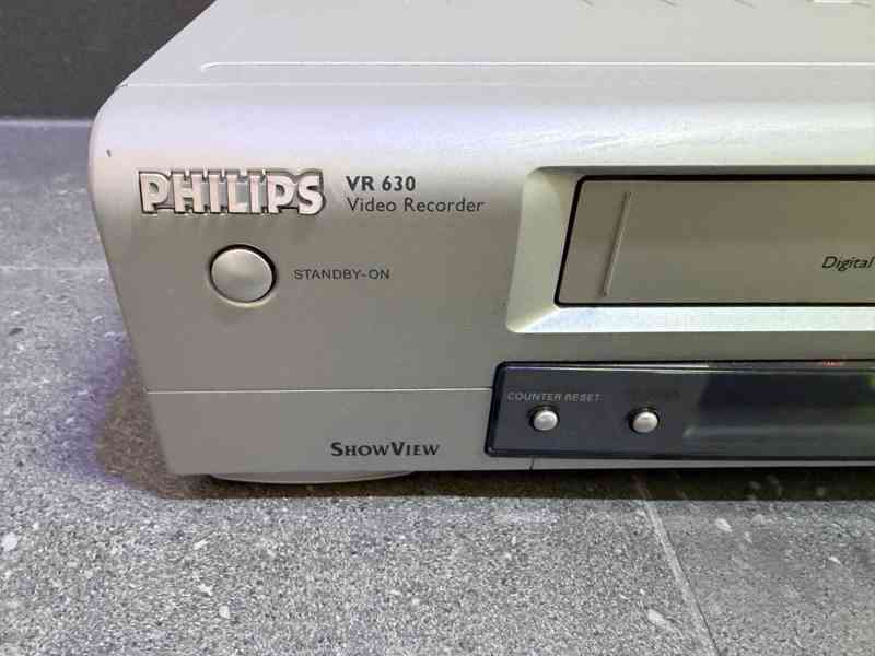 Málo používaný VHS videorekordér PHILIPS s ovladčem - foto 2