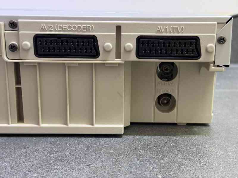 Málo používaný VHS videorekordér PHILIPS s ovladčem - foto 6