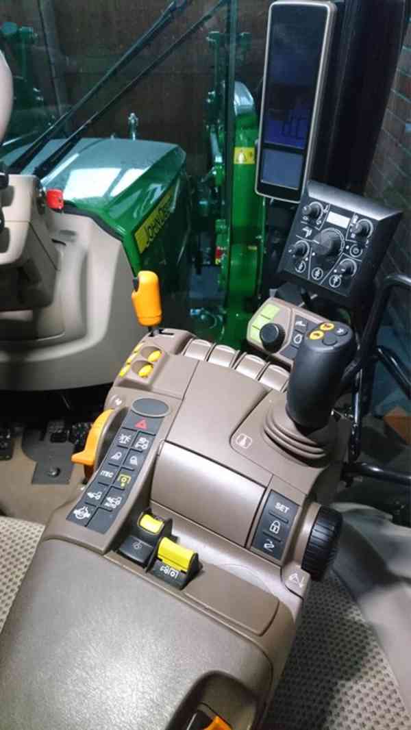 Zemědělský traktor John Deere 5125R - foto 7
