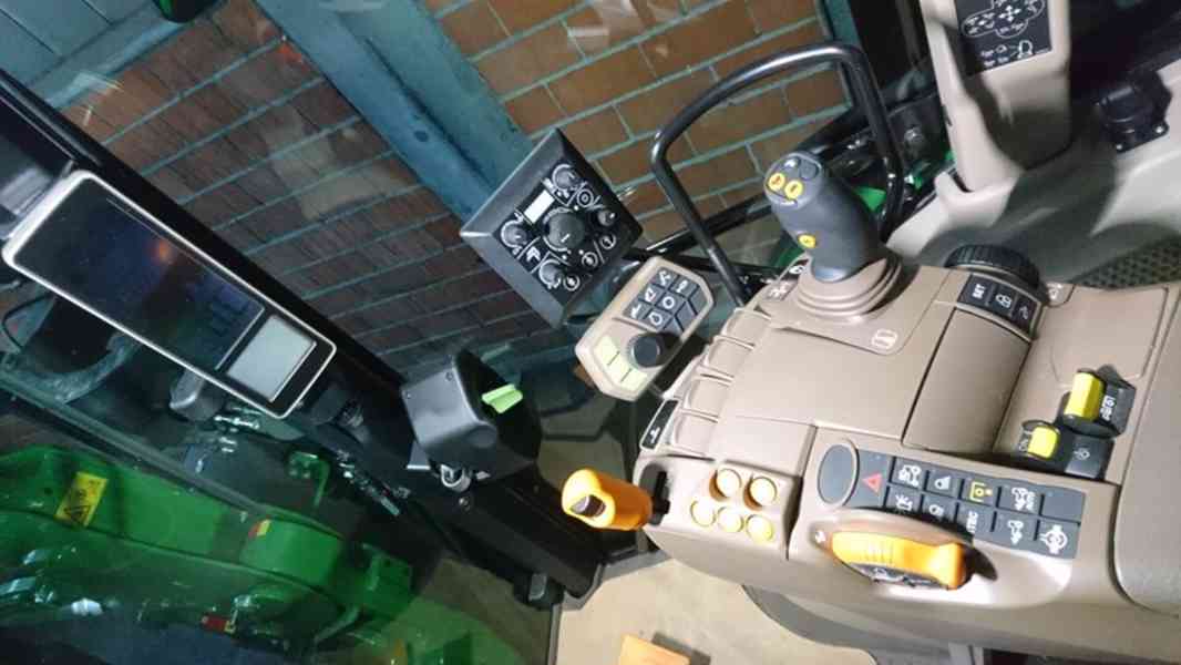 Zemědělský traktor John Deere 5125R - foto 8