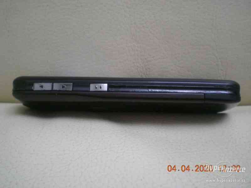 Motorola L7 - mobilní telefony s kovovými kryty od 100,-Kč - foto 4