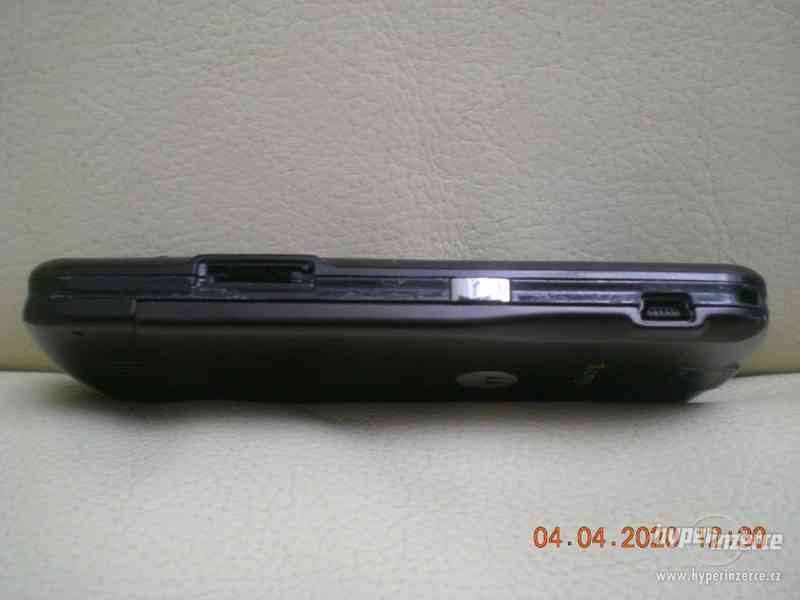 Motorola L7 - mobilní telefony s kovovými kryty od 100,-Kč - foto 5