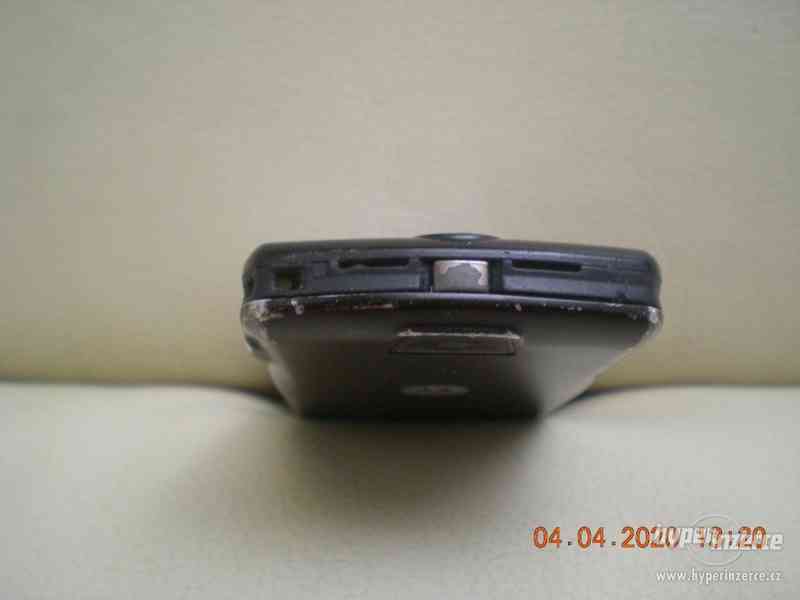 Motorola L7 - mobilní telefony s kovovými kryty od 100,-Kč - foto 16