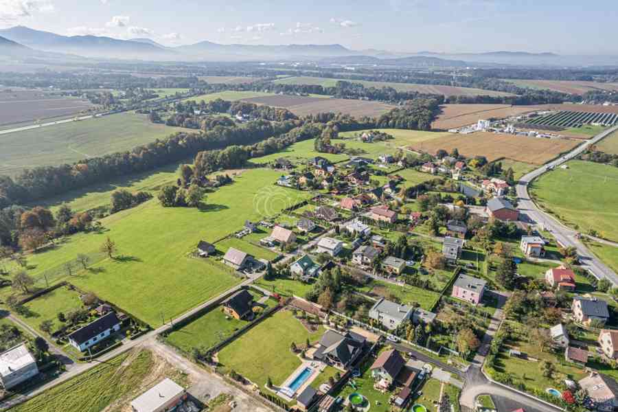 Prodej rodinného domu 5+kk s bazénem, garáží a zahradou 2 342 m2 - foto 2