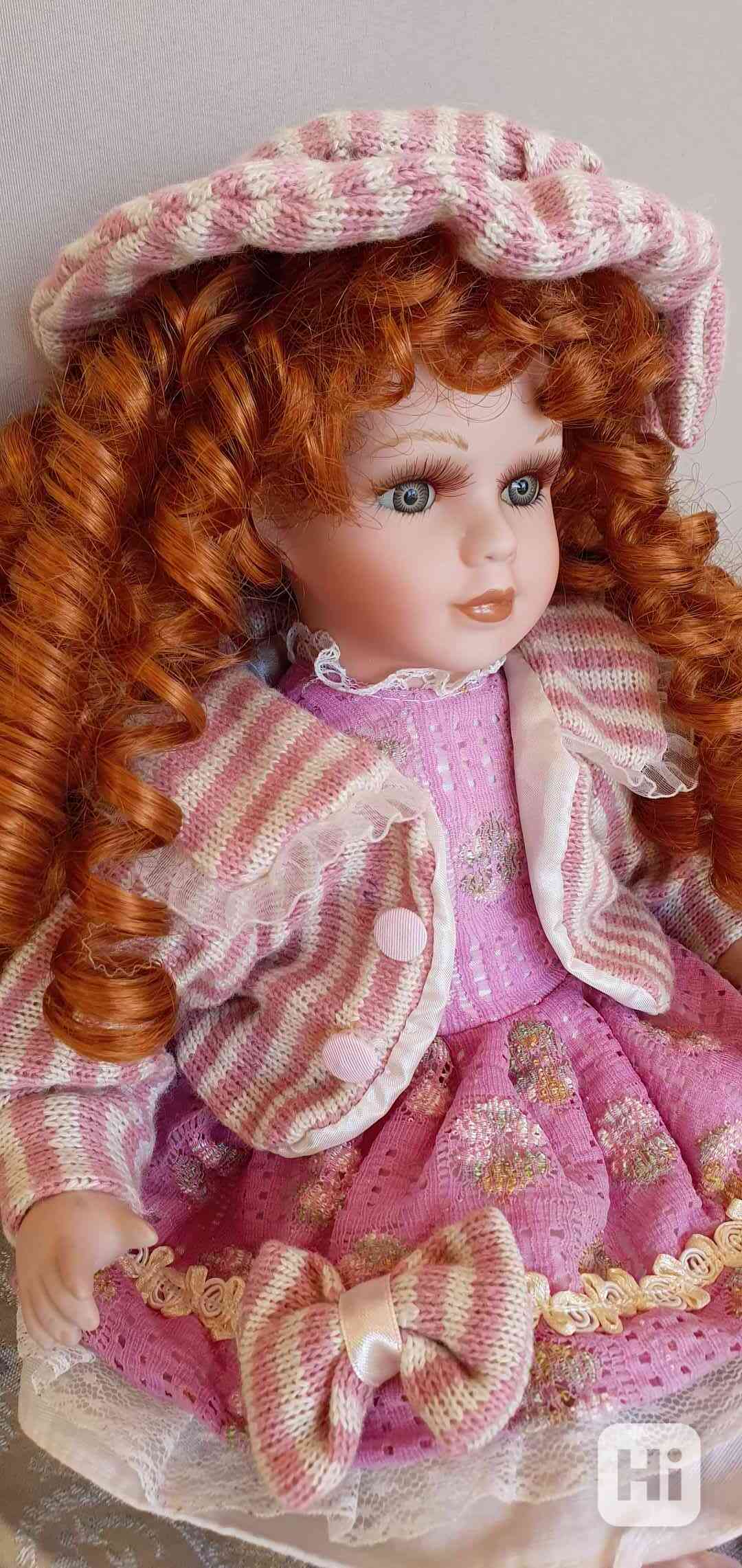 porcelánová panenka, sedící, značená s certifikátem - foto 1