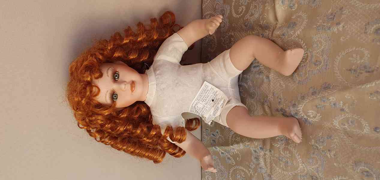 porcelánová panenka, sedící, značená s certifikátem - foto 3