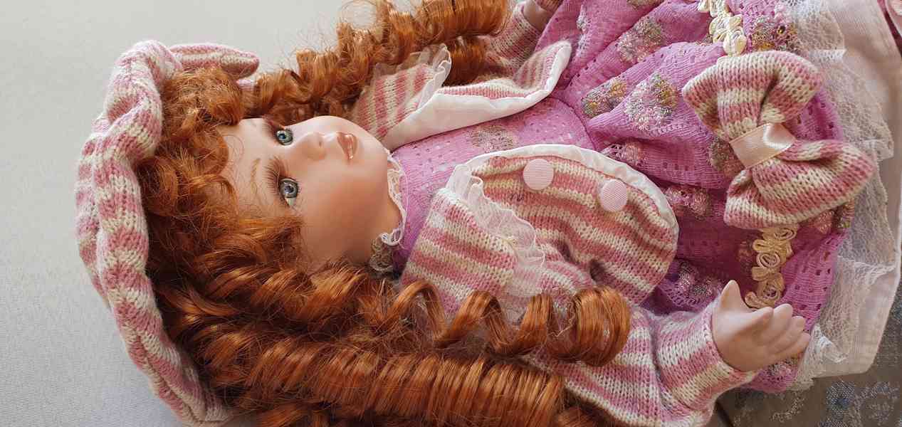 porcelánová panenka, sedící, značená s certifikátem - foto 8