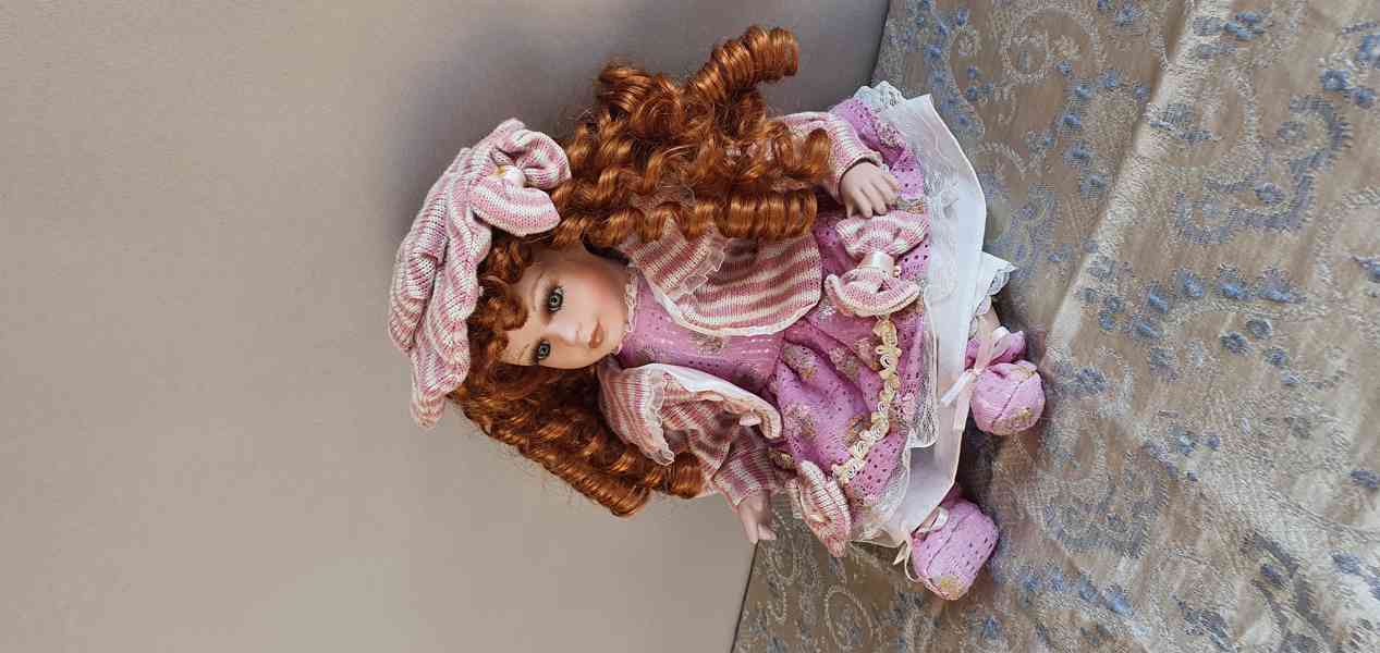 porcelánová panenka, sedící, značená s certifikátem - foto 6